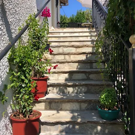 παραδοσιακο σπιτι με θεα * Κισσός